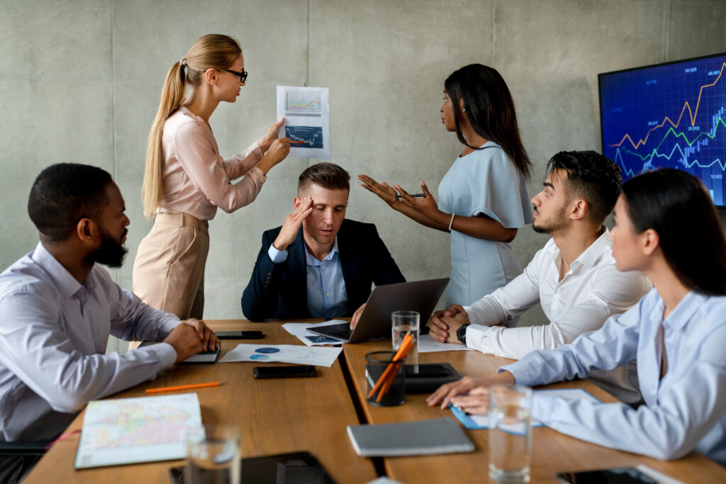 Uma empresa em reunião com problemas de comunicação