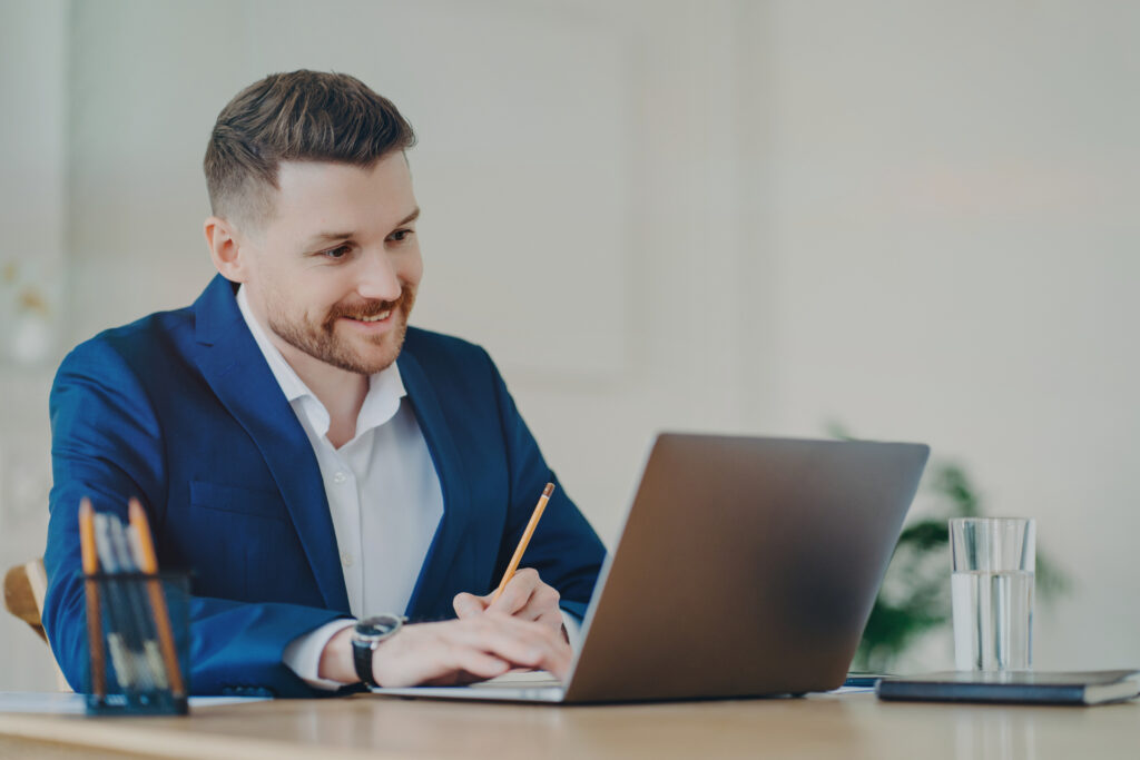 homem fazendo uma video chamada e respondendo seus emails, uma ótima comunicação